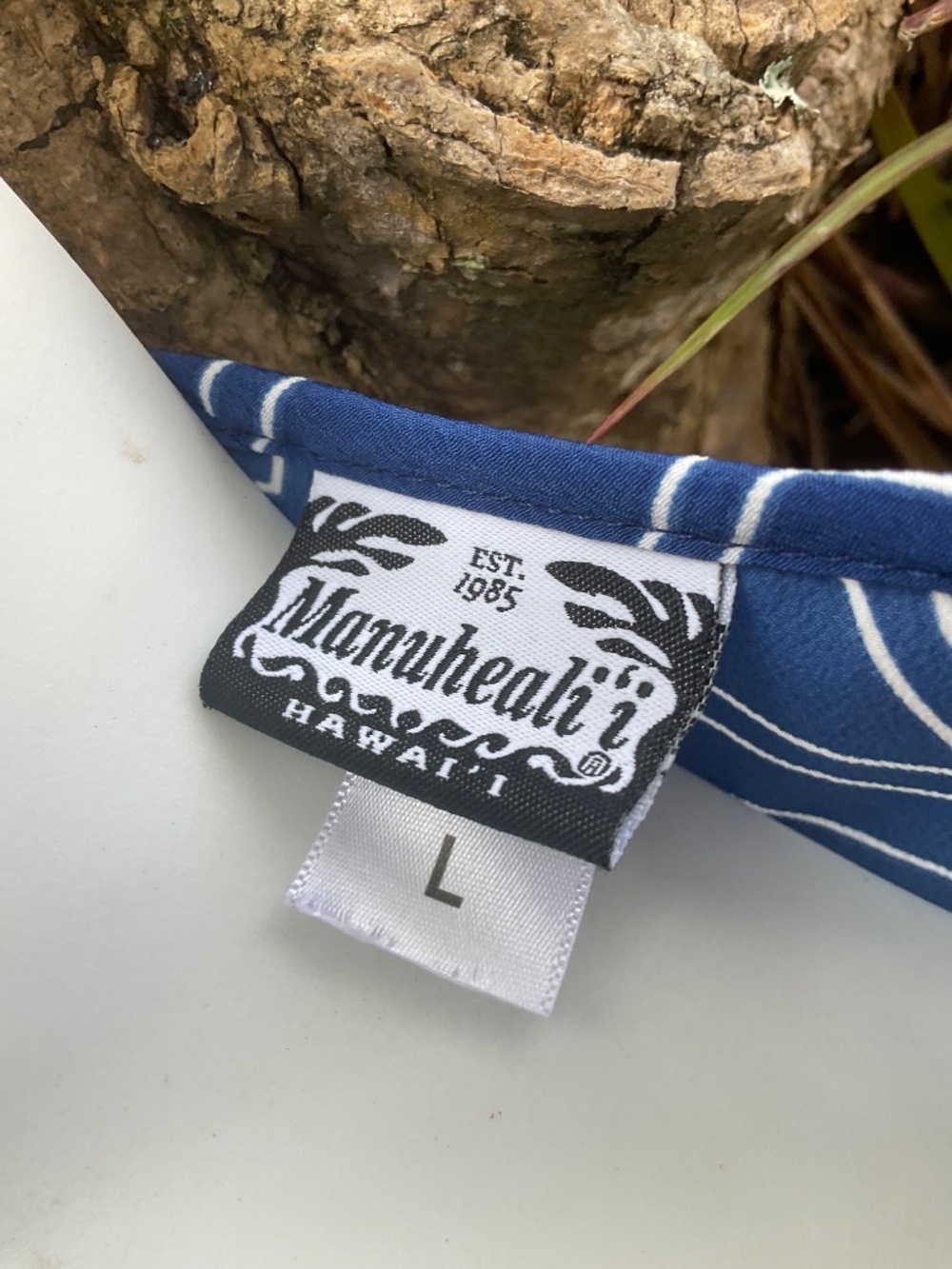 Manuheali’i Blue & White Top Like New Size L - Picture 6 of 6